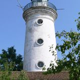 Der Leuchtturm steht hinter einem Haus in Sulina