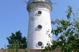 Der Leuchtturm steht hinter einem Haus in Sulina