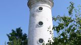 Der Leuchtturm steht hinter einem Haus in Sulina