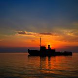 Verlassenes Schiffswrack bei Sonnenuntergang