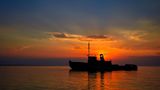 Verlassenes Schiffswrack bei Sonnenuntergang