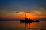 Verlassenes Schiffswrack bei Sonnenuntergang