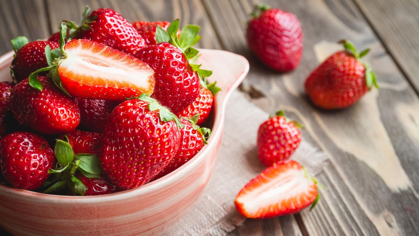 Frische Erdbeeren in einer Schüssel auf einem Holztisch