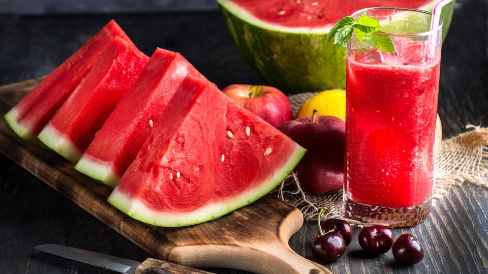 Frische Wassermelone mit Melonensaft in einem Glas