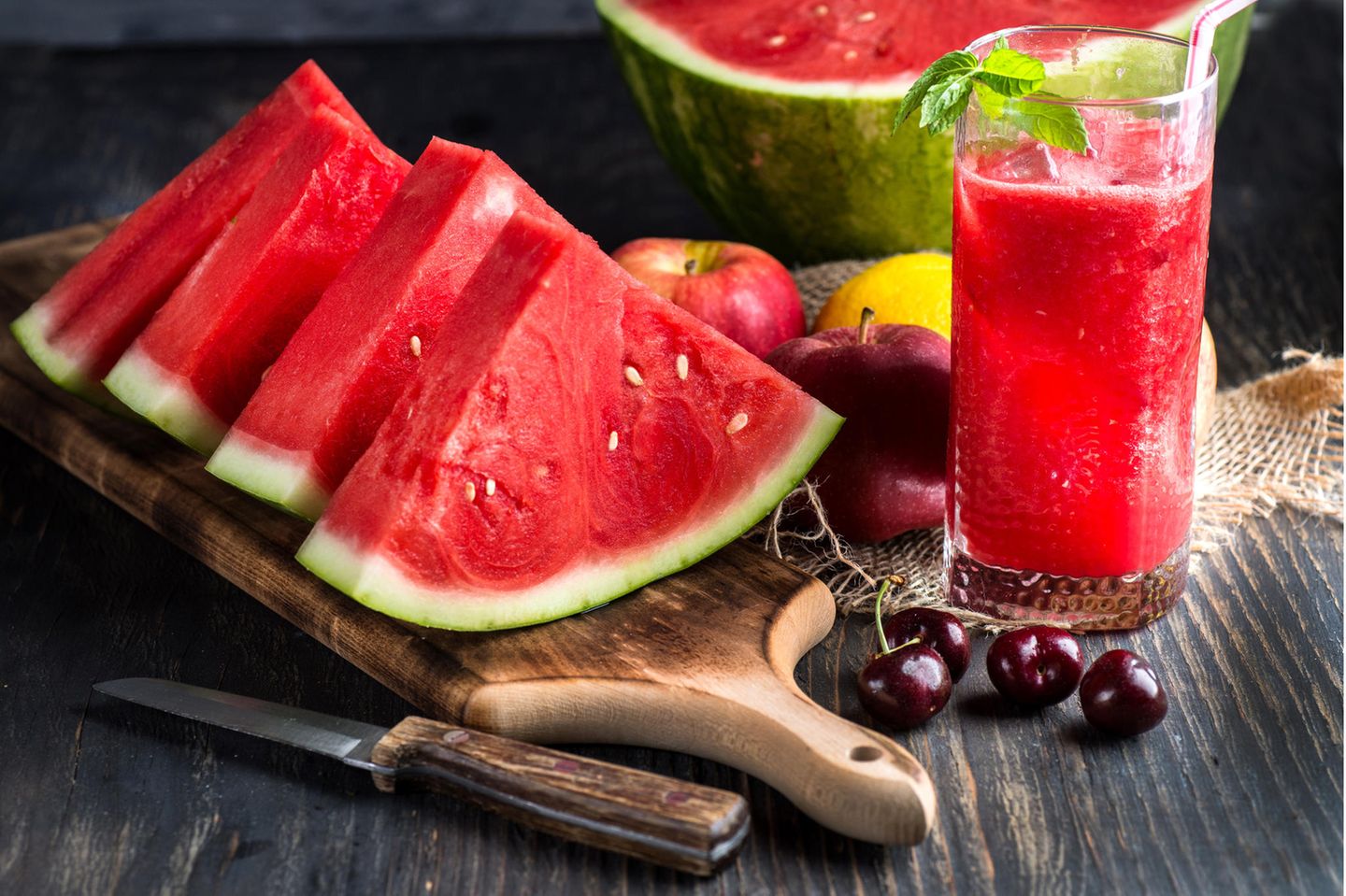 Frische Wassermelone mit Melonensaft in einem Glas