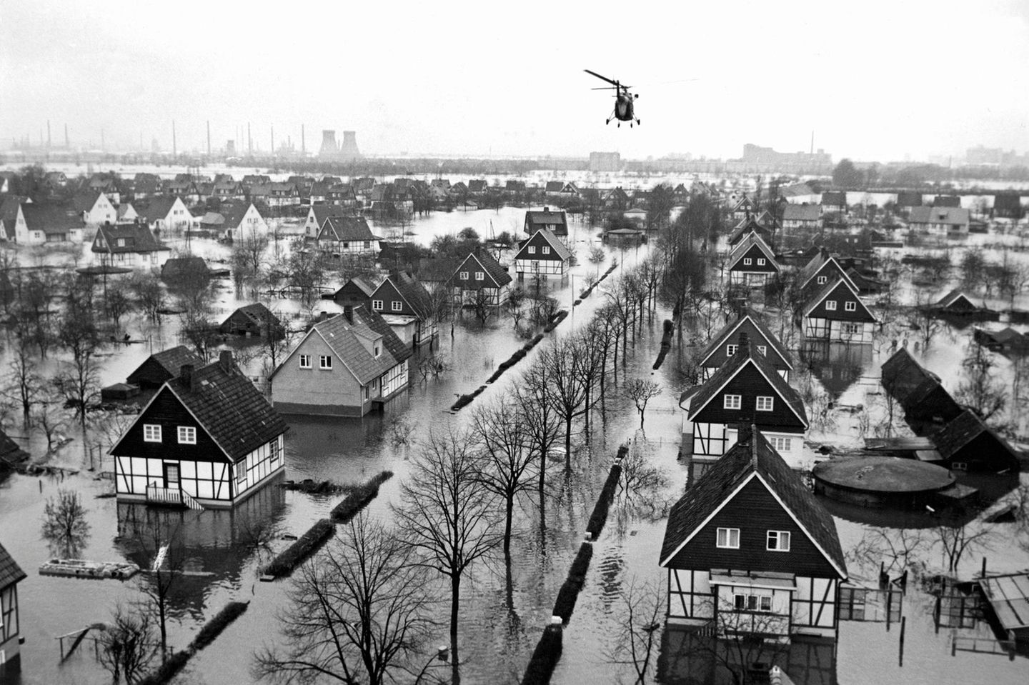 Fast ein Fünftel der Fläche Hamburgs wird überschwemmt. Besonders gefährdet sind die tief liegenden Areale im Süden, etwa in Wilhelmsburg, wo neben festen Häusern auch instabile Hütten­siedlungen stehen