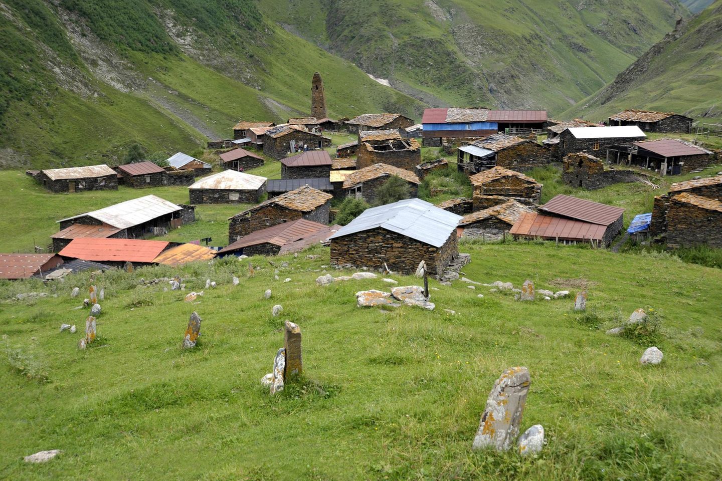 Wanderung nach Parsma Dorfansicht mit Friedhof, Parsma, Region Tuschetien, Georgien