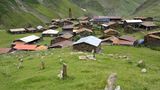 Dorfansicht mit Friedhof, Parsma, Region Tuschetien, Georgien