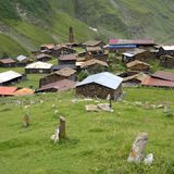 Dorfansicht mit Friedhof, Parsma, Region Tuschetien, Georgien