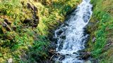 Kleiner Wasserfall bei einer Straße in der Nähe von Dartlo