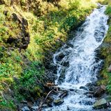 Kleiner Wasserfall bei einer Straße in der Nähe von Dartlo