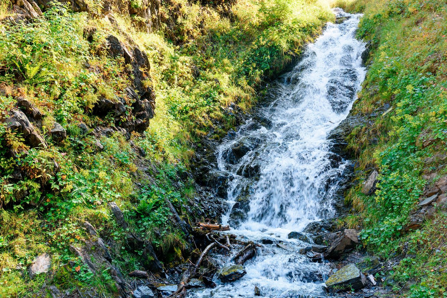 Wundervolle Natur Kleiner Wasserfall bei einer Straße in der Nähe von Dartlo