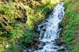 Kleiner Wasserfall bei einer Straße in der Nähe von Dartlo