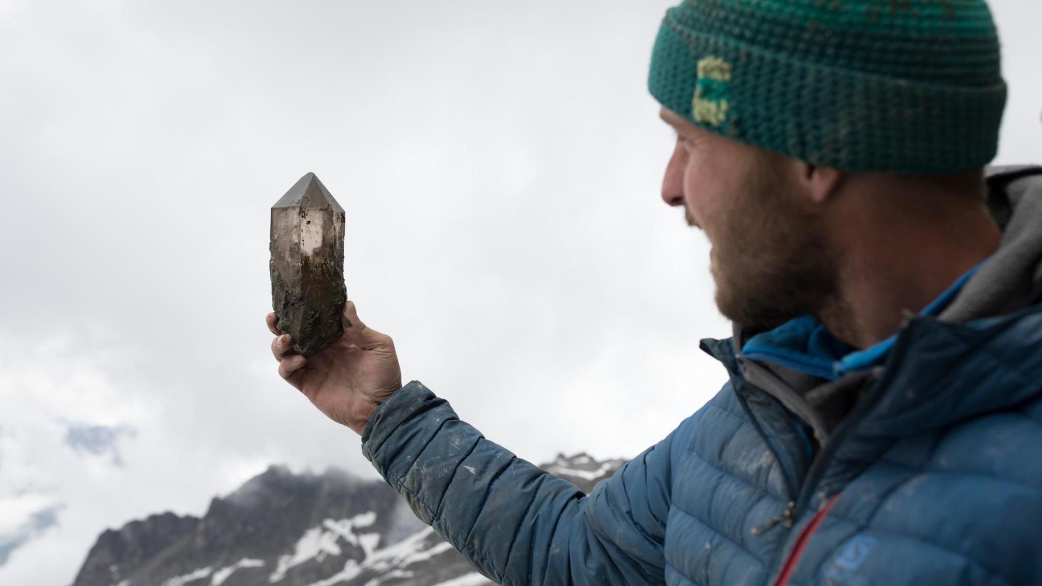 Noch von Kluftschlamm bedeckt kommt die kristallene Schönheit nach Millionen Jahren endlich ans Licht – für Christoph Betschart verdienter Lohn nach tagelanger Schufterei