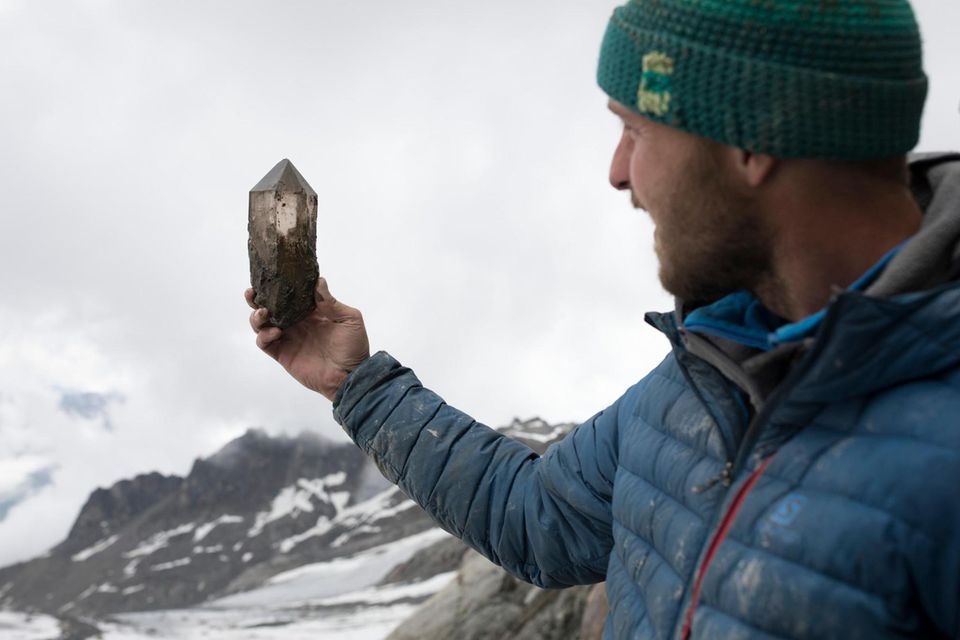 Noch von Kluftschlamm bedeckt kommt die kristallene Schönheit nach Millionen Jahren endlich ans Licht – für Christoph Betschart verdienter Lohn nach tagelanger Schufterei