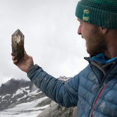 Noch von Kluftschlamm bedeckt kommt die kristallene Schönheit nach Millionen Jahren endlich ans Licht – für Christoph Betschart verdienter Lohn nach tagelanger Schufterei