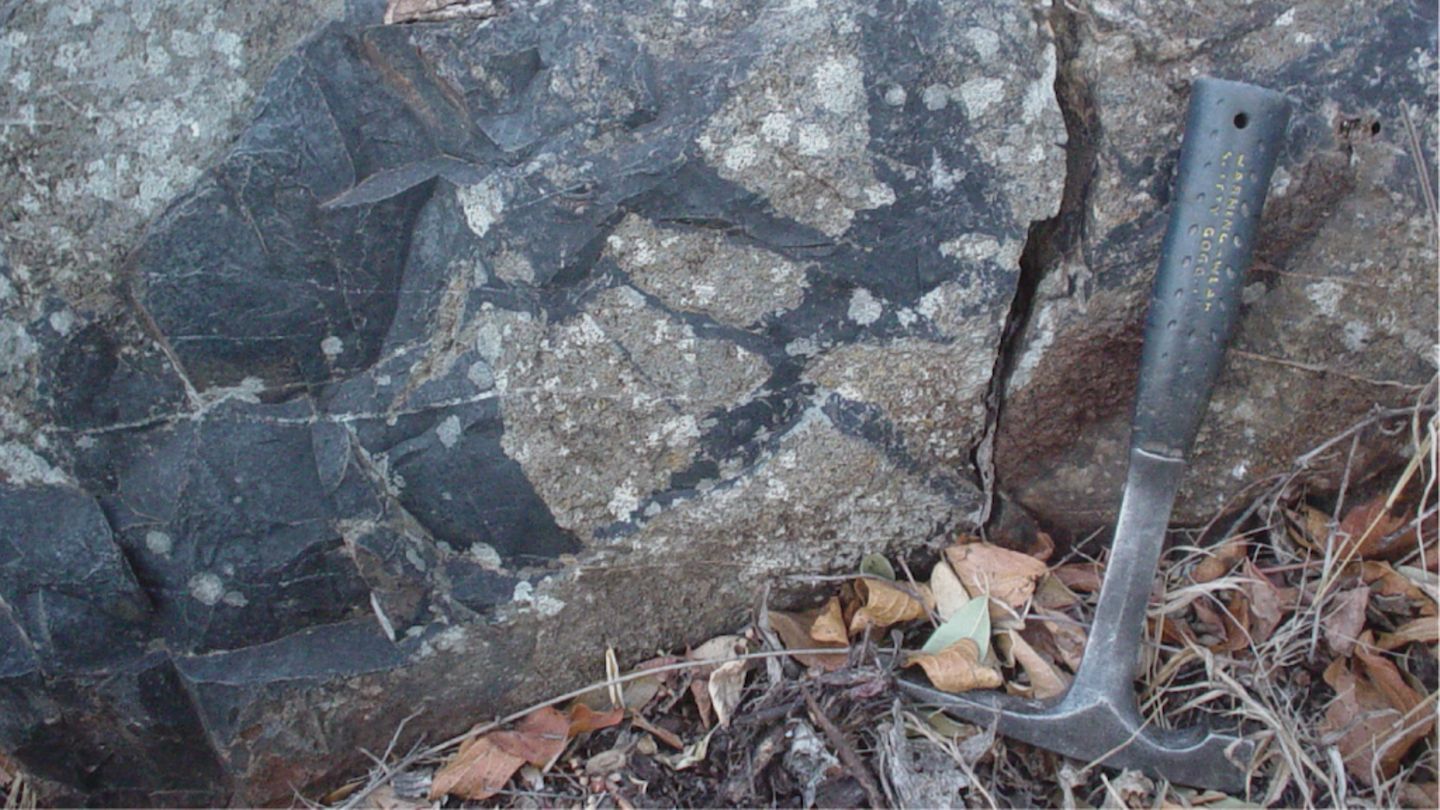 Felsausbiss, aus dem die Gesteinsprobe im Barberton Greenstone Belt in Südafrika entnommen wurde