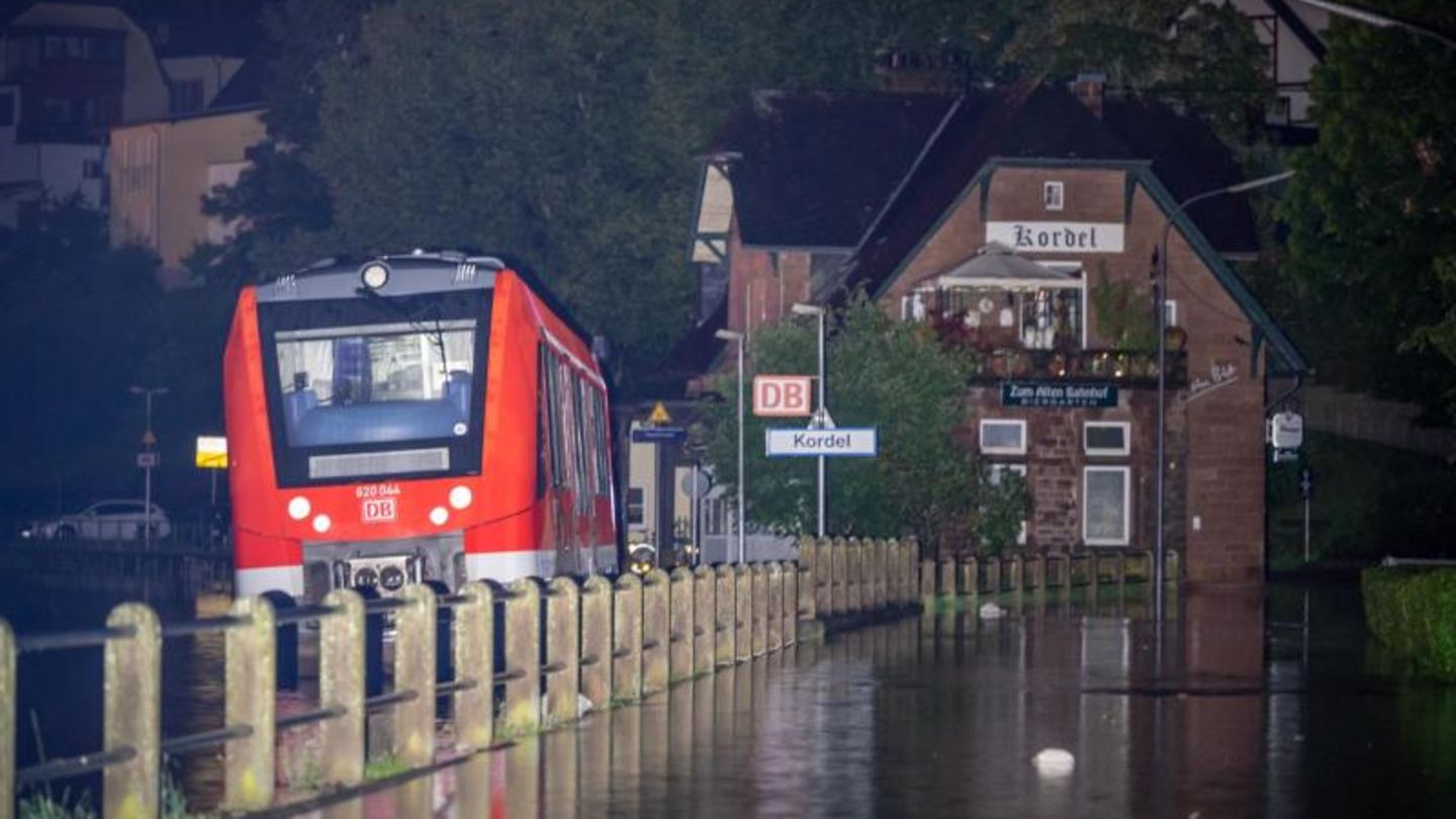 Die Unwetterkatastrophe in Teilen von NRW und Rheinland-Pfalz hat auch starke Auswirkungen auf den Bahnverkehr