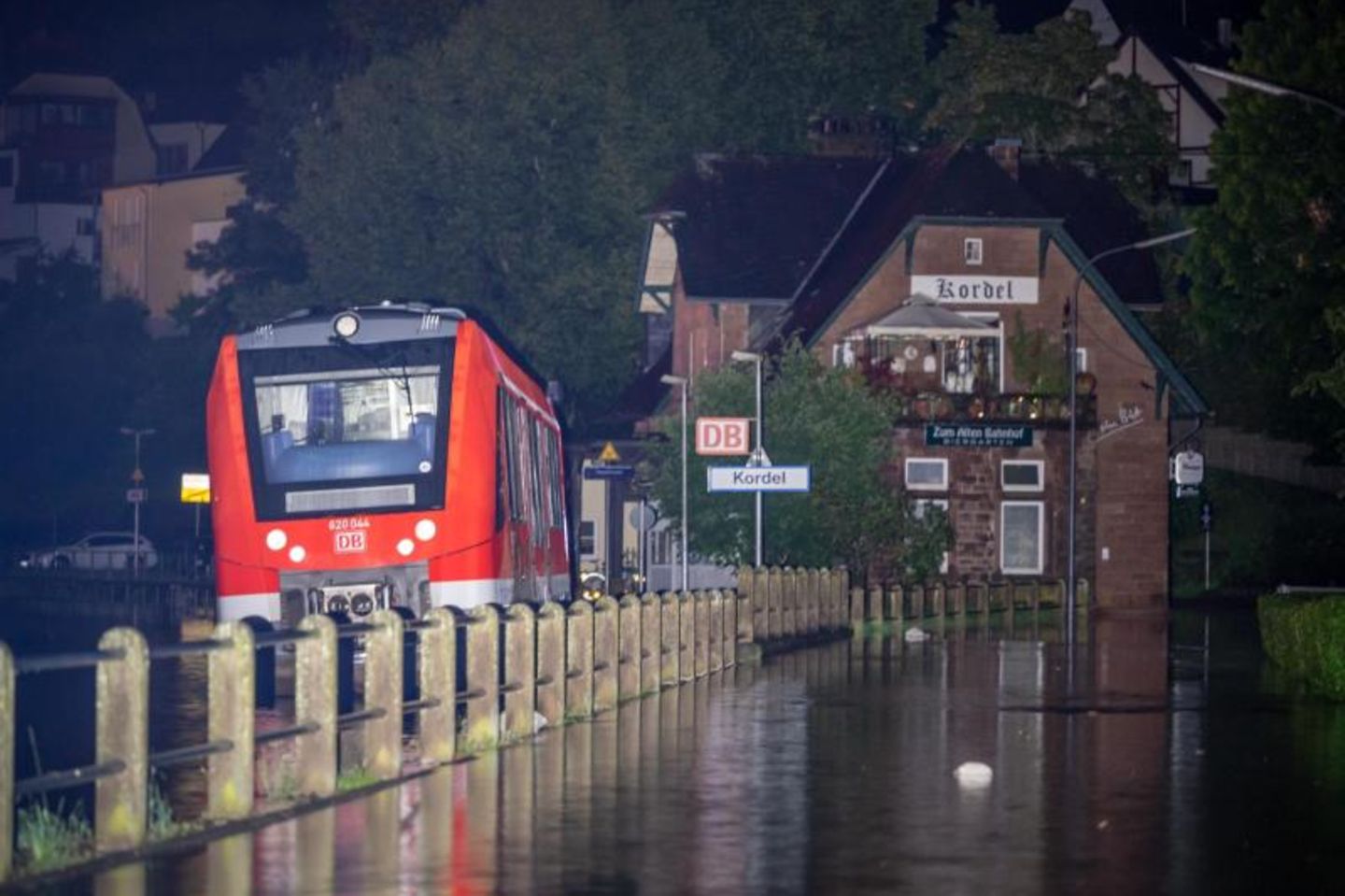 Die Unwetterkatastrophe in Teilen von NRW und Rheinland-Pfalz hat auch starke Auswirkungen auf den Bahnverkehr