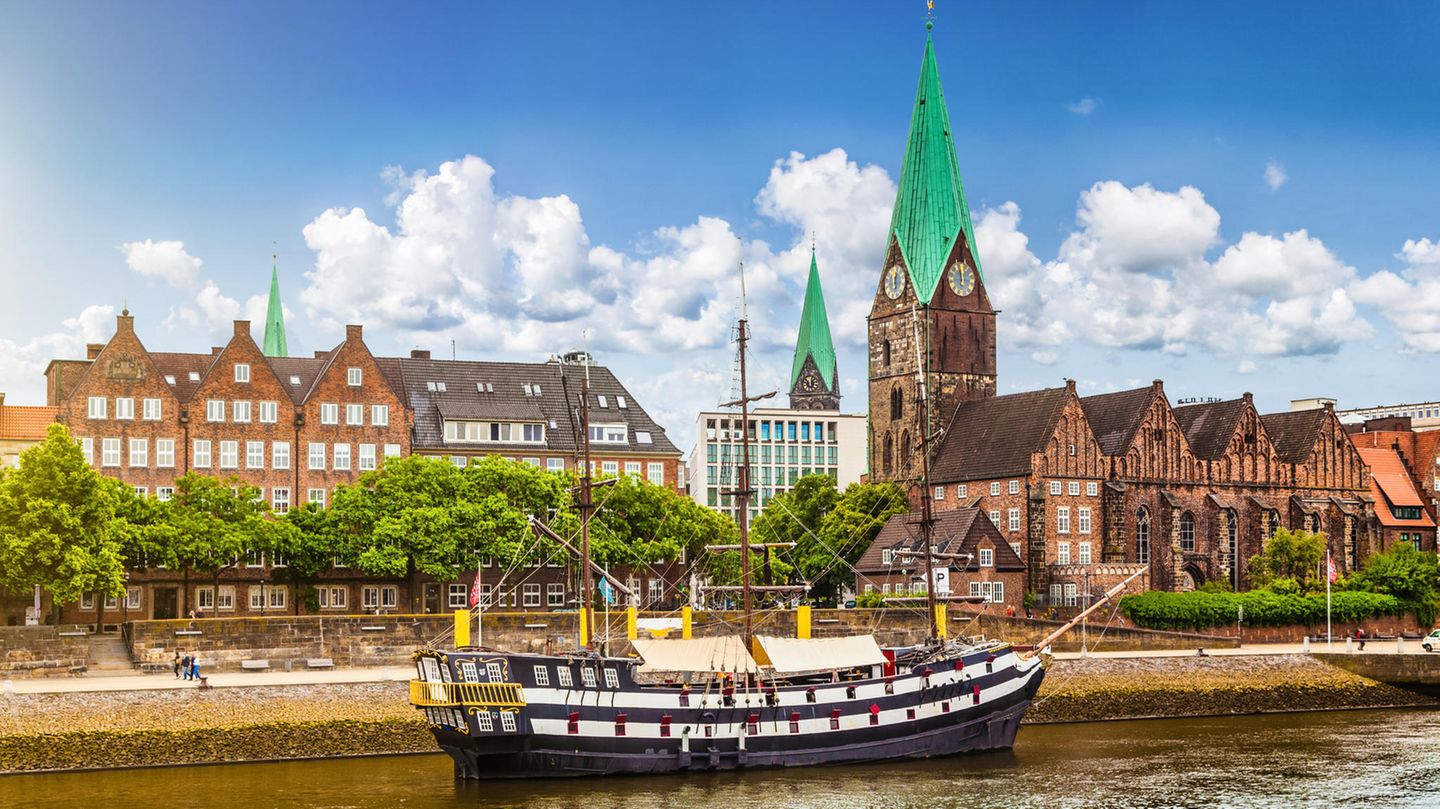 Stadtpanorama von Bremen mit altem Segelschiff auf der Weser