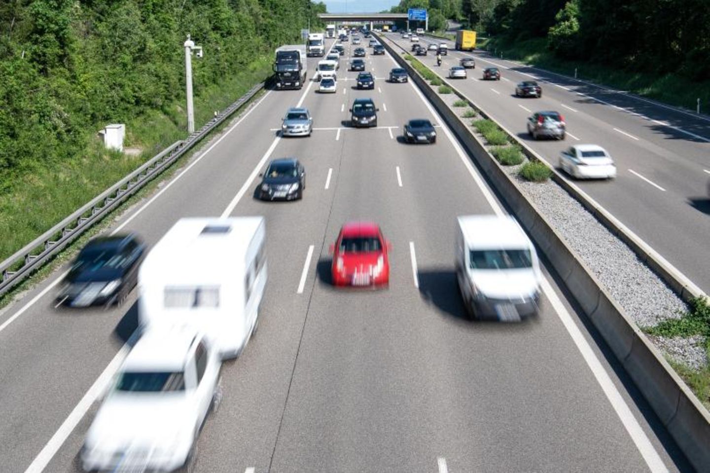 Autos fahren auf der Autobahn