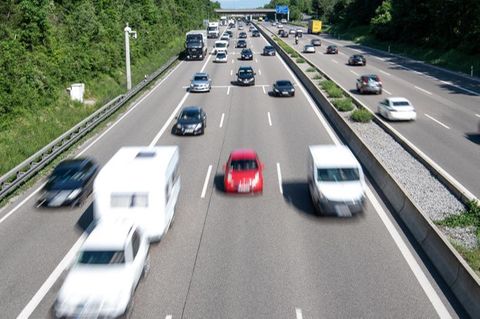 Autos fahren auf der Autobahn
