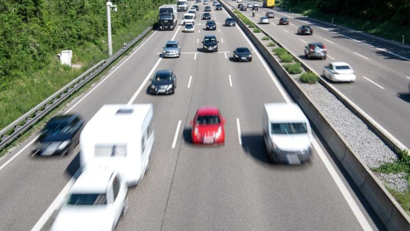 Autos fahren auf der Autobahn