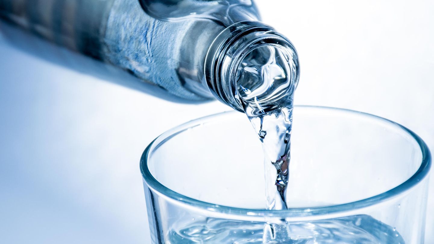 Bio-Mineralwasser kommt oft in hochwertig wirkenden Flaschen daher. Unter Umweltgesichtspunkten ist das nicht sinnvoll