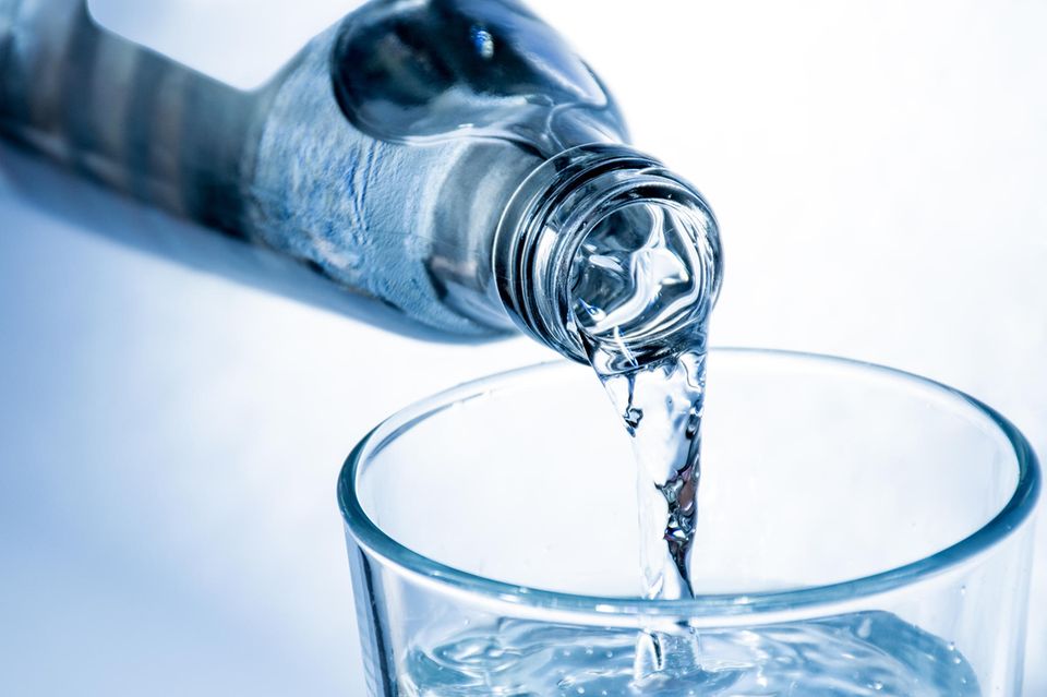 Bio-Mineralwasser kommt oft in hochwertig wirkenden Flaschen daher. Unter Umweltgesichtspunkten ist das nicht sinnvoll