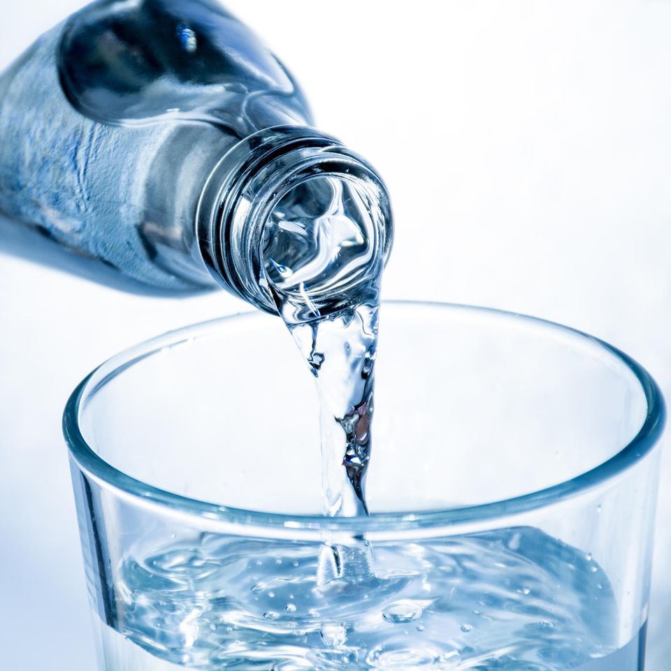 Bio-Mineralwasser kommt oft in hochwertig wirkenden Flaschen daher. Unter Umweltgesichtspunkten ist das nicht sinnvoll