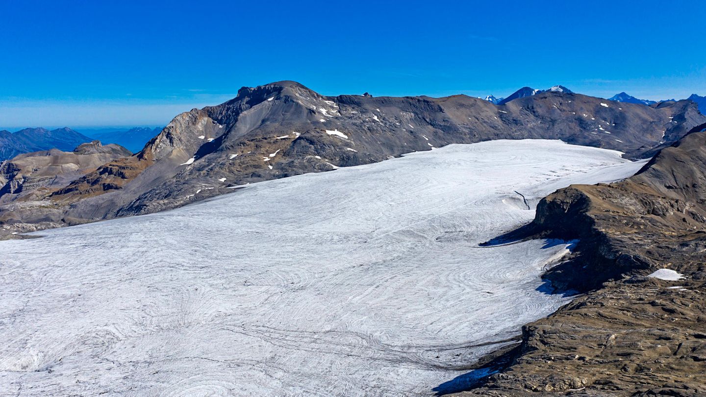 Der Plaine-Morte-Gletscher: Auf dem Eis des Gletschers in den Berner Alpen füllt sich im Frühjahr ein See mit Schmelzwasser, das im Spätsommer über einen Bach abläuft