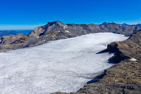 Der Plaine-Morte-Gletscher: Auf dem Eis des Gletschers in den Berner Alpen füllt sich im Frühjahr ein See mit Schmelzwasser, das im Spätsommer über einen Bach abläuft