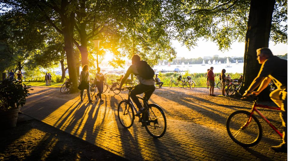 Alsterradweg um die Hamburger Alster am Sommerabend Alsterradweg um die Hamburger Alster am Sommerabend