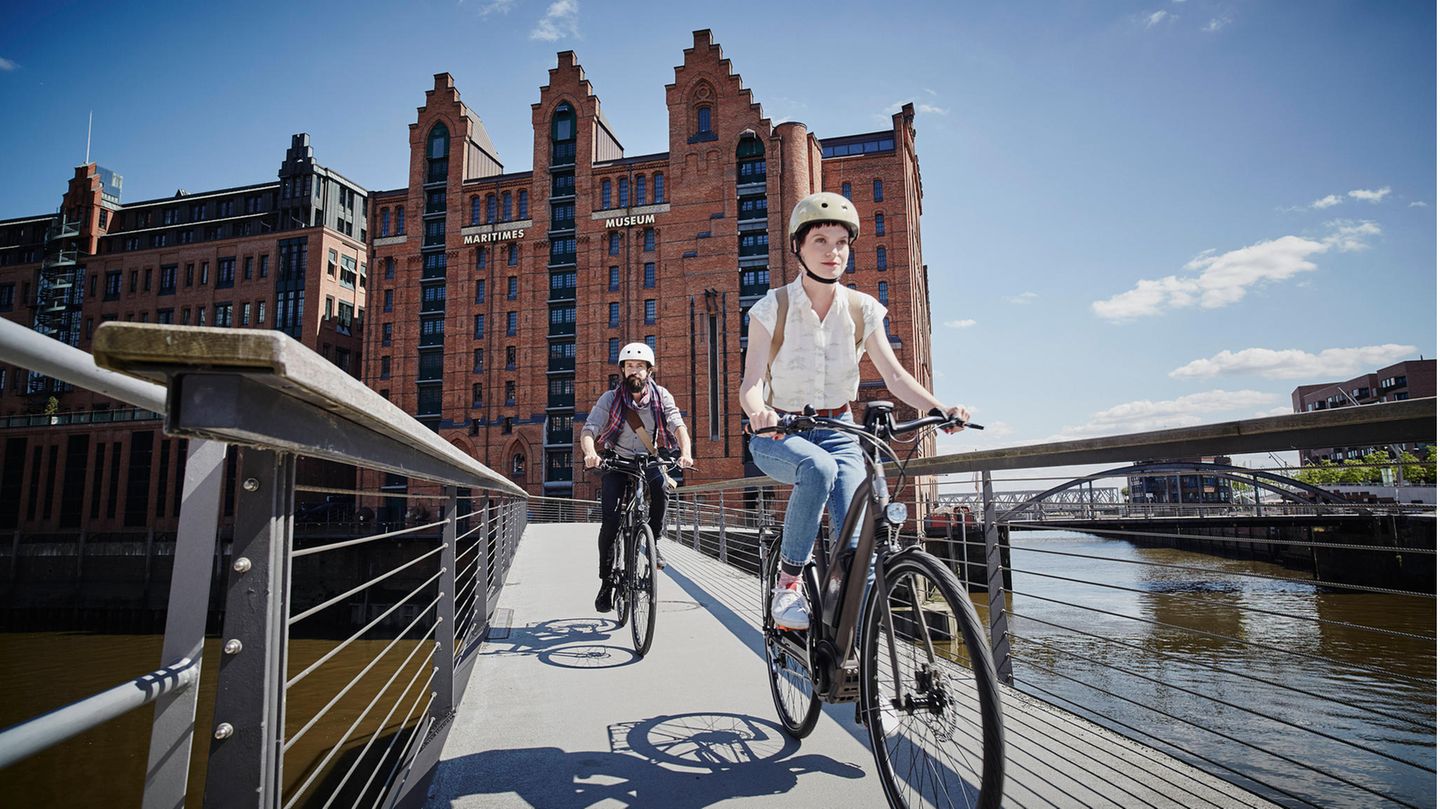 Paar fährt Rad in der Speicherstadt