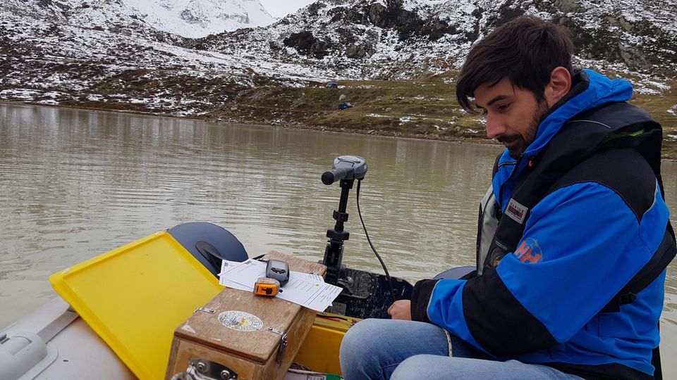 Klimawandel: Michael Plüss, Techniker der Eawag-Abteilung Oberflächengewässer, installiert eine Thermistorenkette auf dem Steisee Michael Plüss, Techniker der Eawag-Abteilung Oberflächengewässer, installiert eine Thermistorenkette auf dem Steisee