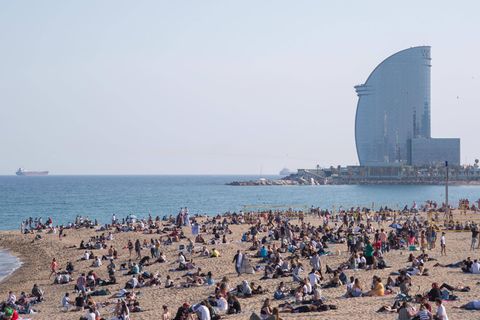 Viele Menschen sind am Strand von Barcelona