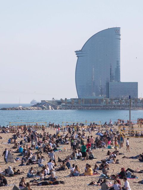 Viele Menschen sind am Strand von Barcelona