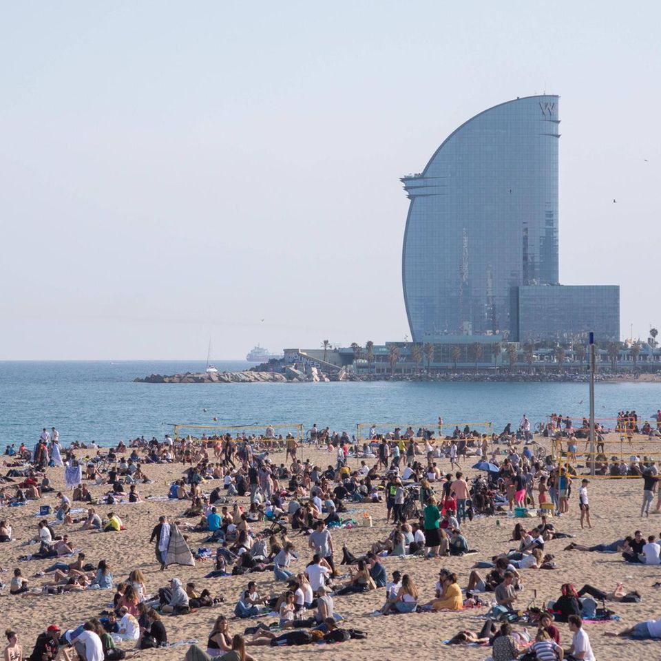 Viele Menschen sind am Strand von Barcelona