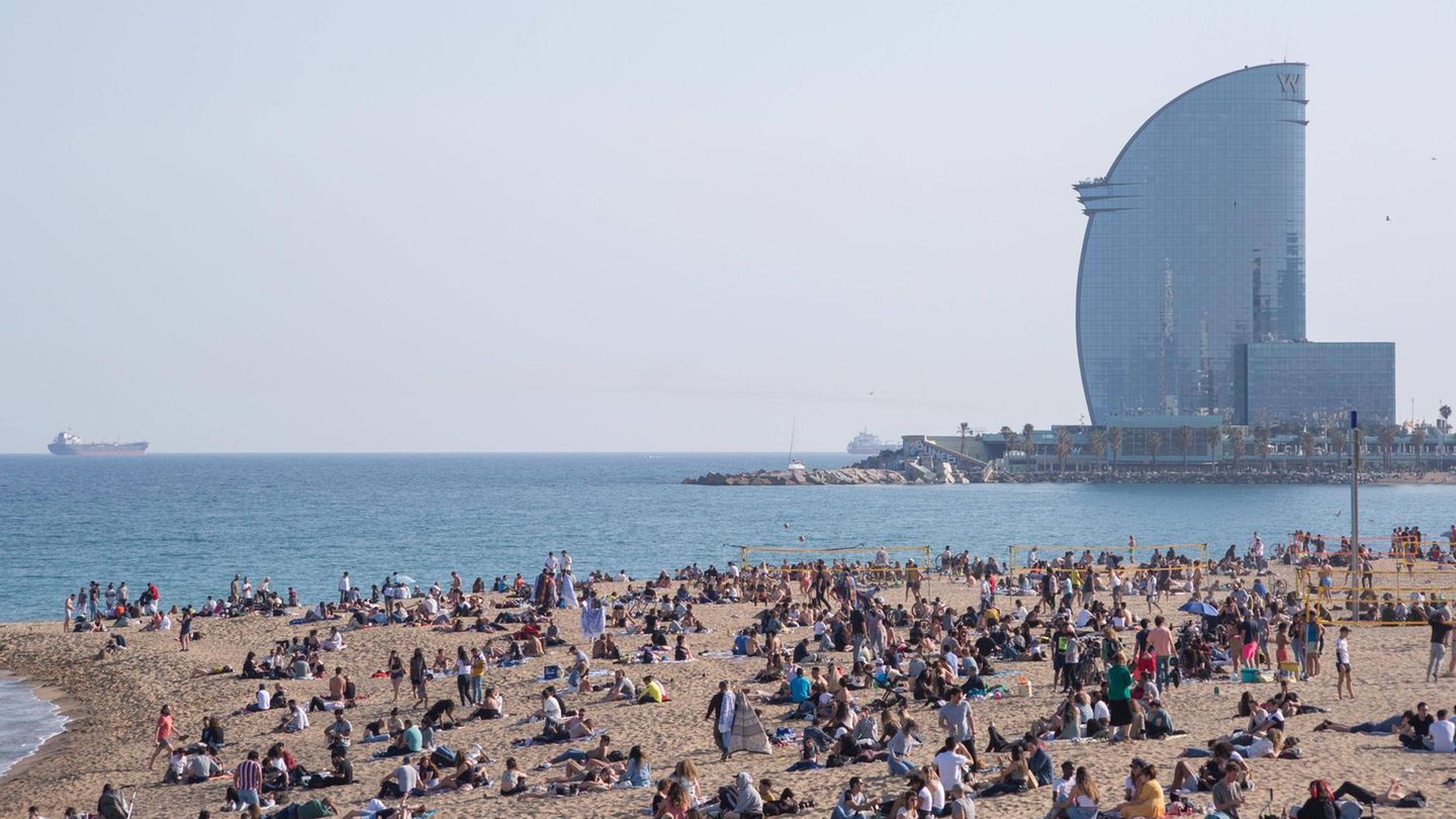 Viele Menschen sind am Strand von Barcelona