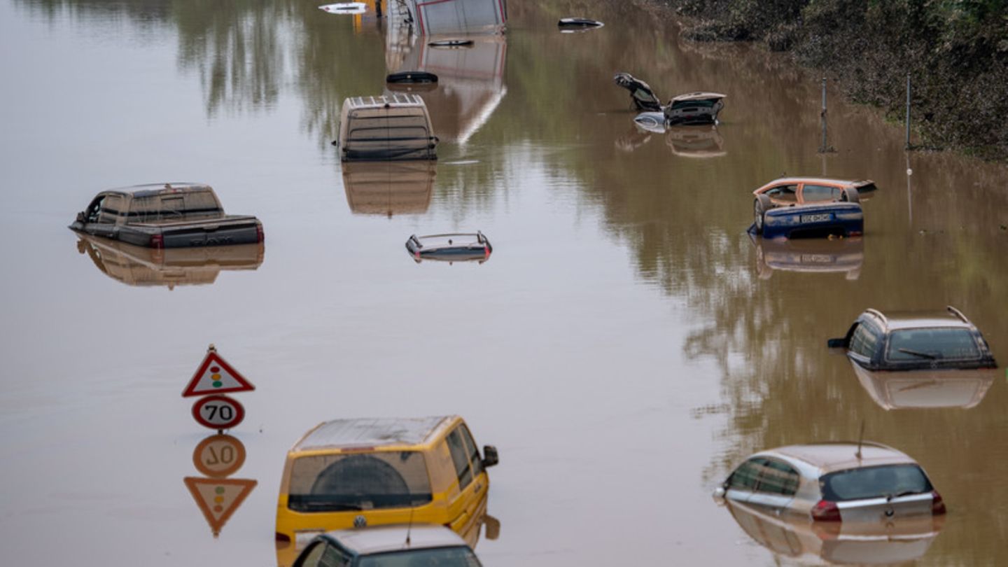 Autos stehen im Hochwasser bei Erftstadt