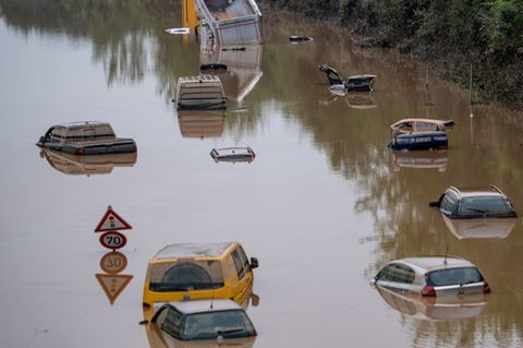 Autos stehen im Hochwasser bei Erftstadt