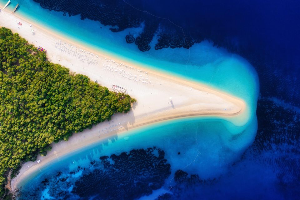 Luftbild am Strand von Zlatni Rat auf der Hvar Insel einer der schönsten Strände in Kroatien