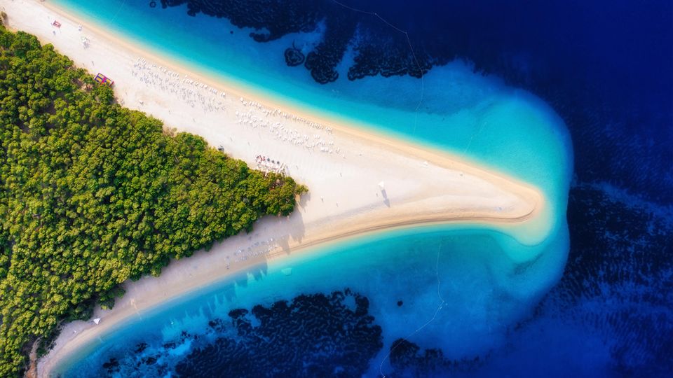 Luftbild am Strand von Zlatni Rat auf der Hvar Insel einer der schönsten Strände in Kroatien