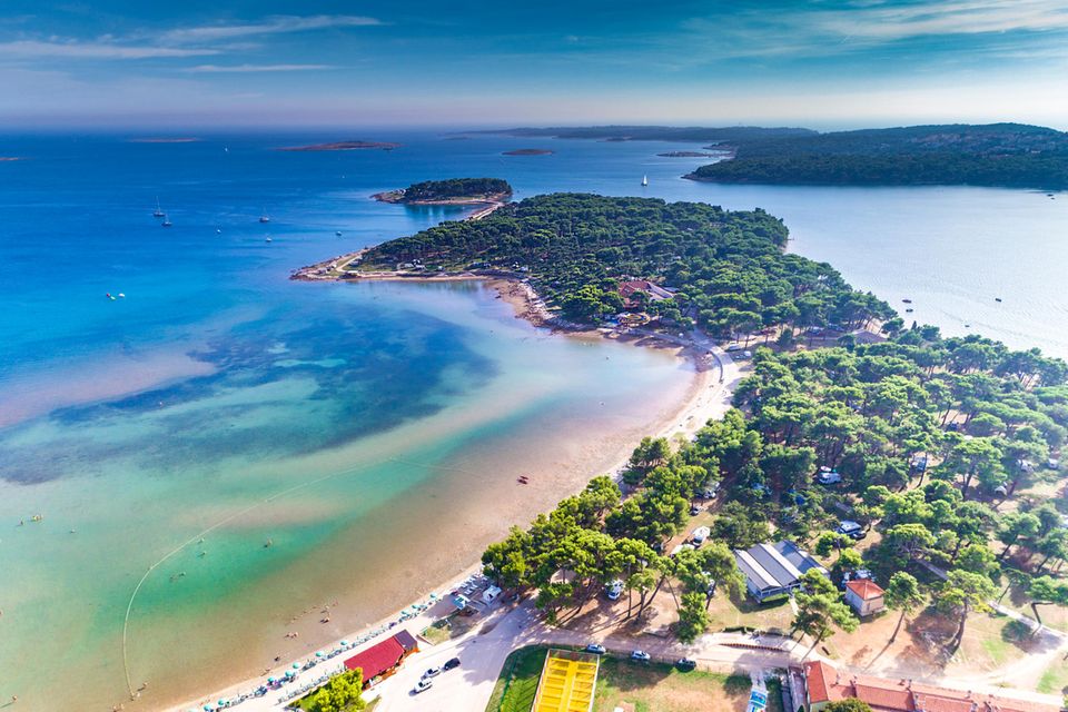 Luftsicht auf Bijeca – Sanstrand von Medulin in Istrien einer der schönsten Strände in Kroatien