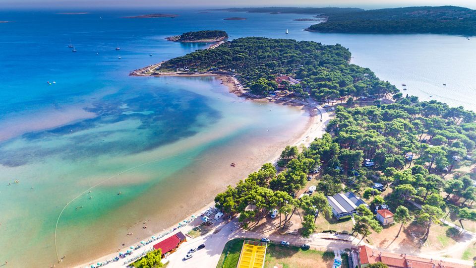 Luftsicht auf Bijeca – Sanstrand von Medulin in Istrien einer der schönsten Strände in Kroatien