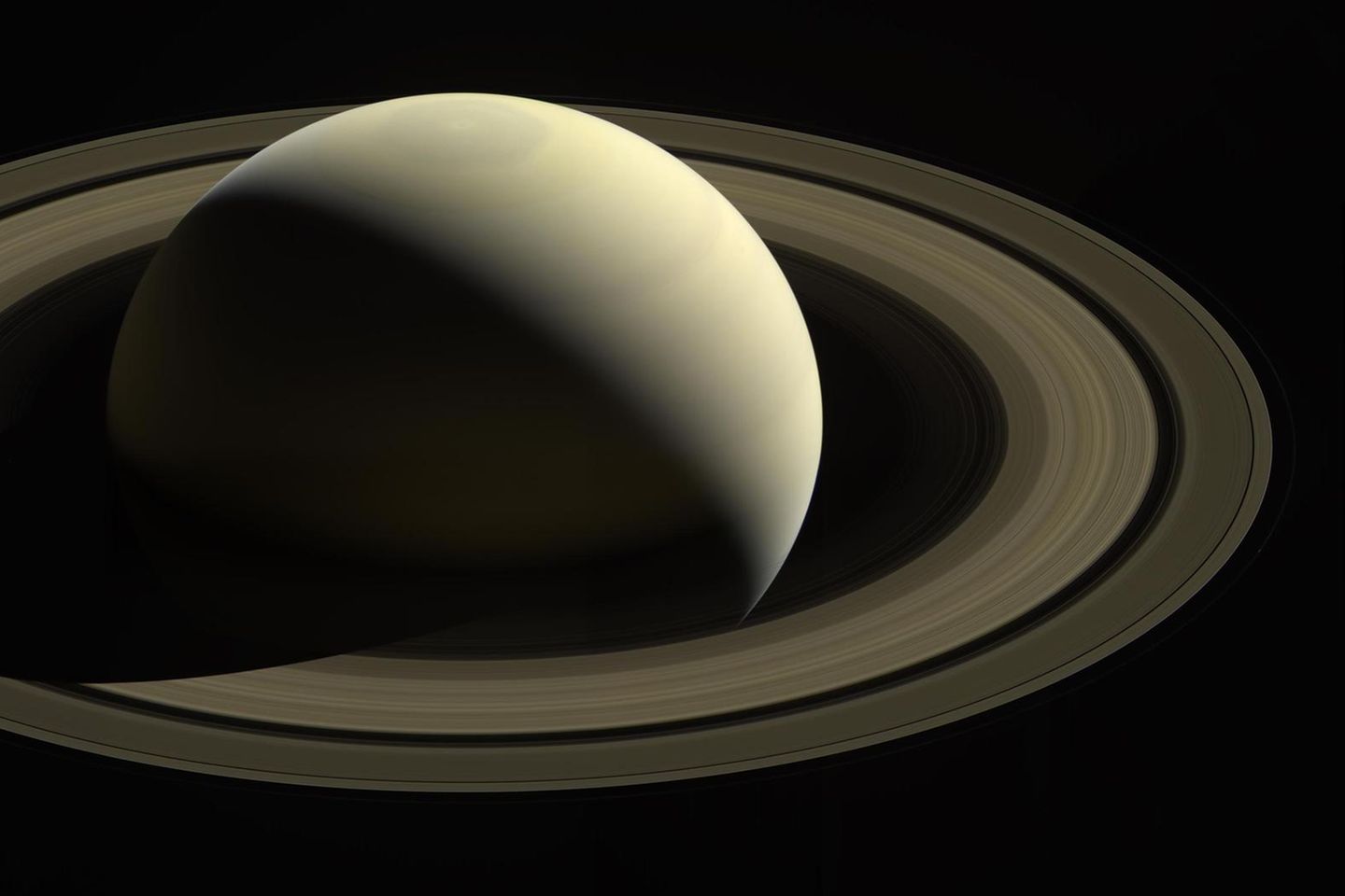 Die gewaltige Ausdehnung der Saturnringe täuscht. Sie bestehen aus – zumindest in astronomischem Maßstab – nur wenig Eis und Gestein: 15 Billiarden Tonnen, ein Fünftausendstel des Erdmondes