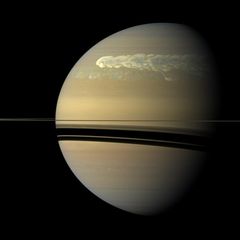Regelmäßig entladen sich die gewaltigen Energien, die in der Saturnatmosphäre gespeichert sind: Im Dezember 2010 entwickelte sich ein Monstersturm (im Bild oben), der binnen Monaten um den gesamten Planeten herumlief und sich selbst wieder einholte