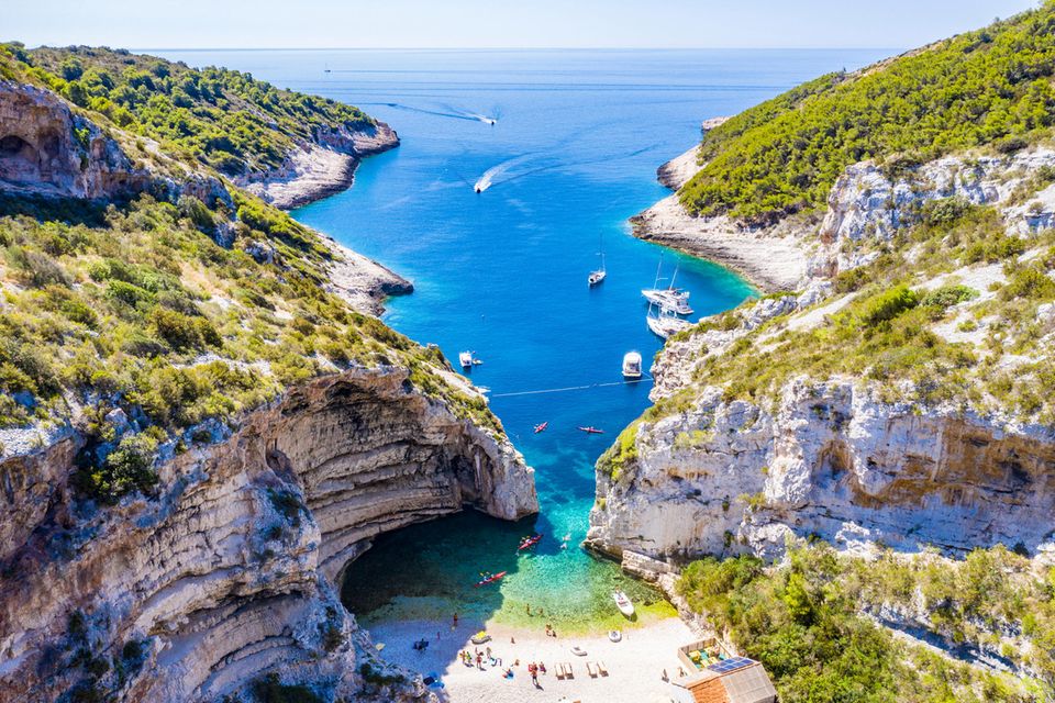 Luftsicht auf den Strand von Stiniva auf der Insel Vis einer der schönsten Strände in Kroatien