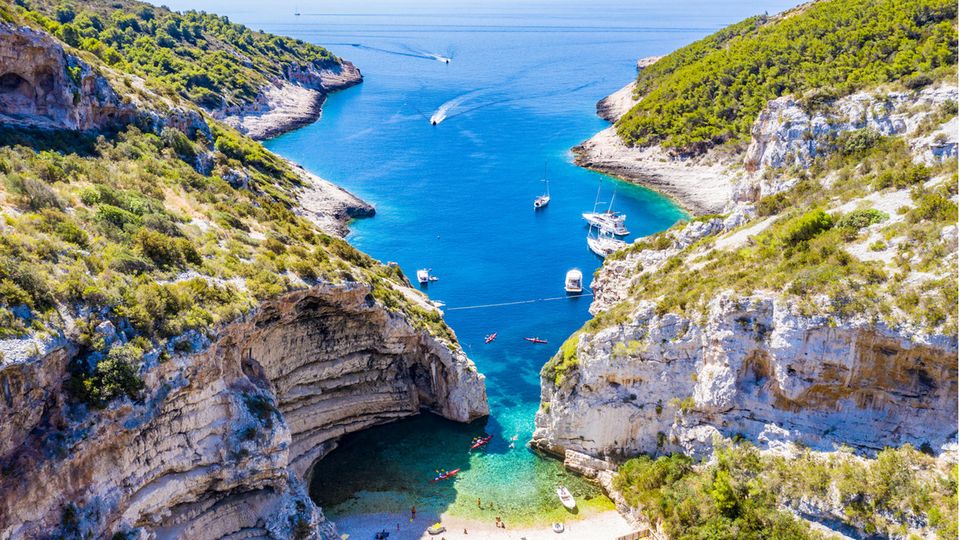 Luftsicht auf den Strand von Stiniva auf der Insel Vis einer der schönsten Strände in Kroatien