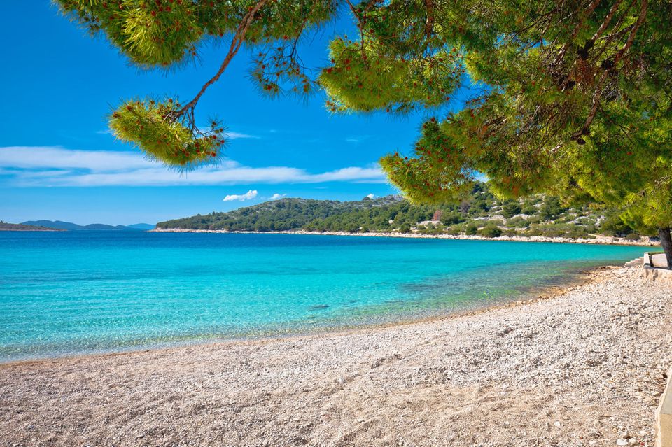 Blick auf den Strand Slanica auf der Insel Murter einer der schönsten Strände in Kroatien